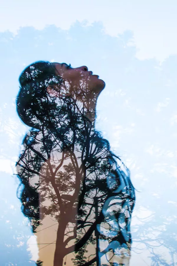 métaphore breathwork : double exposition d'une femme et d'un arbre
